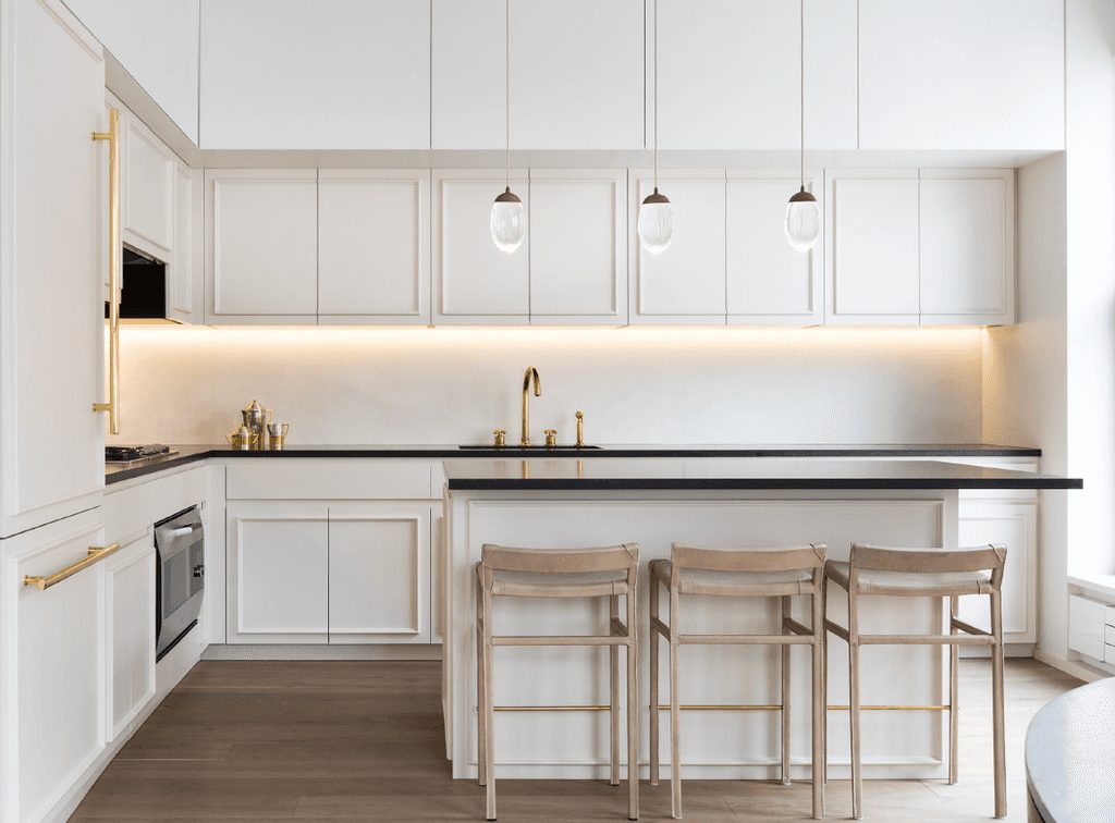 Renovations White kitchen with brass hardware and pendant lighting, project by Modoforma and Partners