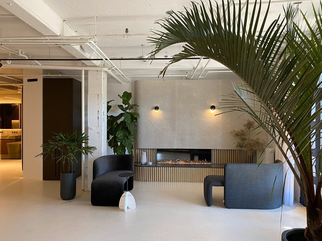 Commercial Modern lobby interior with lounge seating, project by Modoforma
