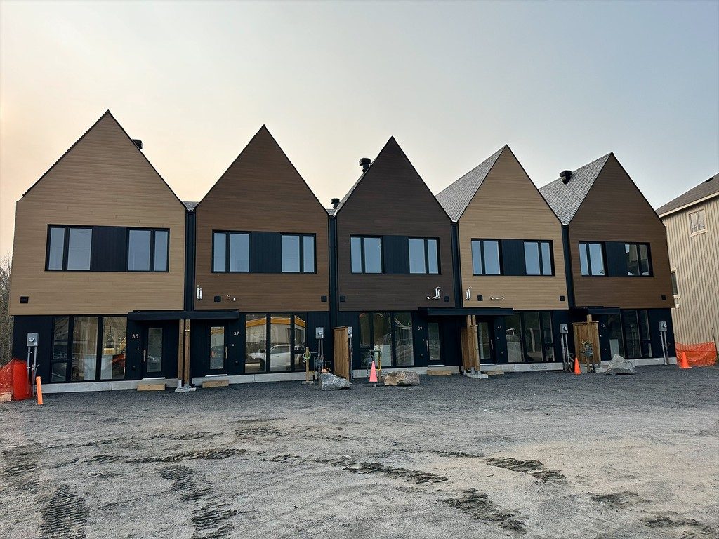 Multi-Residential Row of custom multi-residential townhomes under construction, project consulting by colorlab.